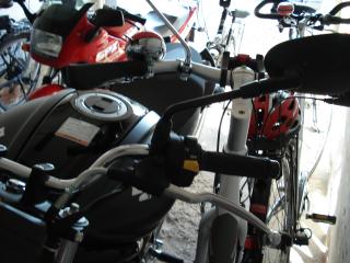 Fahrrad kuschelt mit Motorrad
