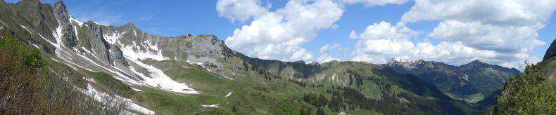 Panoramablick auf Bergkette westlich vom Widderstein