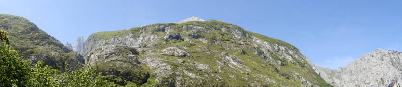 Blick von Bulnes auf Berge