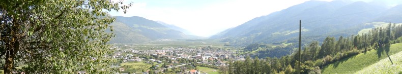 Panorama auf das Vinschgau-Tal mit Lichtenberg