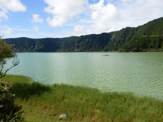 Blick auf den Lagoa das Furnas vom Ufer aus